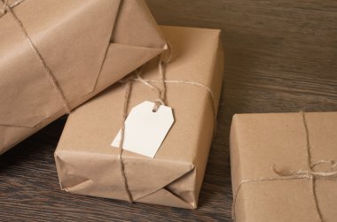 yığın parsel ile kahverengi kraft kağıt sarılı ve sicim ile bağlı
