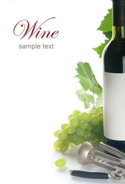 Druvor, vin flaska och en korkskruv på vit bakgrund — Stockfoto