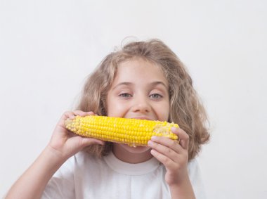 haşlanmış mısır yiyen kız