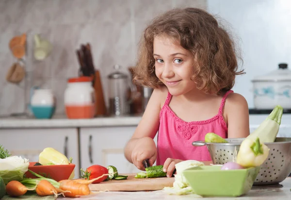 Fille préparant des aliments sains — Photo