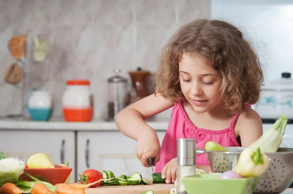 Ragazza preparare cibo sano — Foto Stock