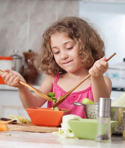 Gadis yang menyiapkan makanan sehat — Stok Foto