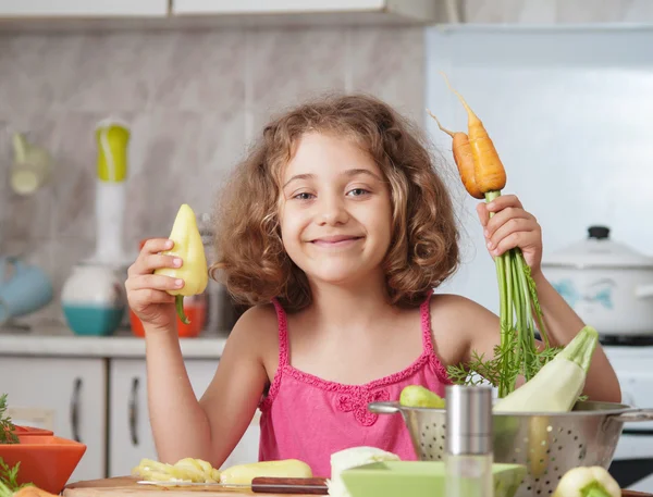 健康的な食品を準備する女の子 — ストック写真