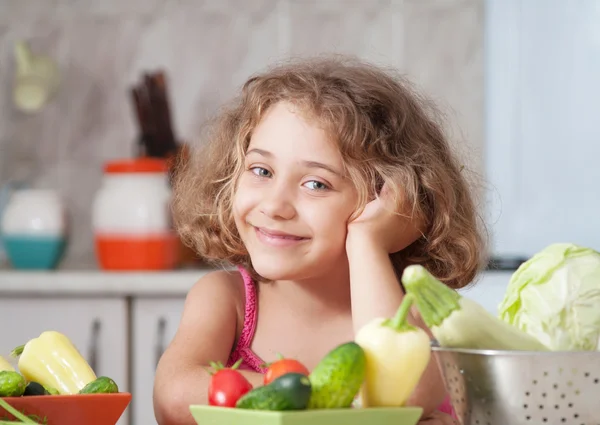 Fille préparant des aliments sains — Photo