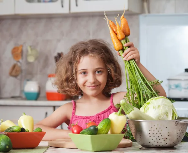 健康的な食品を準備する女の子 ロイヤリティフリーのストック画像