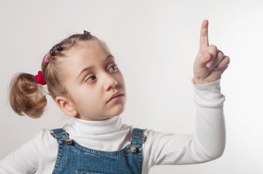 dokunmatik düğmesine basarak çocuk