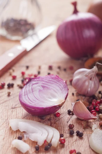 Onions and peppercorns — Stock Photo, Image