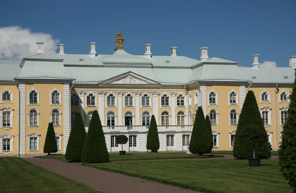 Petergof słynny pałac i park z fontannami — Zdjęcie stockowe