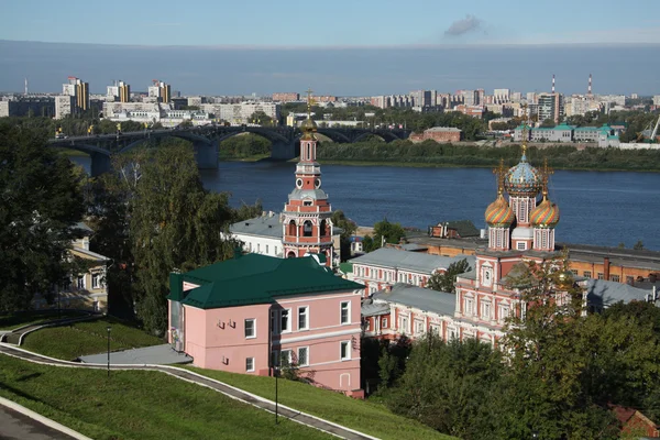 Строгановская церковь и Ока в Нижнем Новгороде — стоковое фото