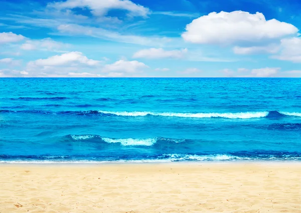 Strand en blauwe hemel — Stockfoto