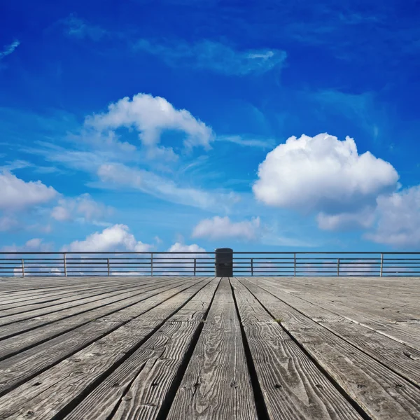 Dřevěné podlahy a obloha — Stock fotografie