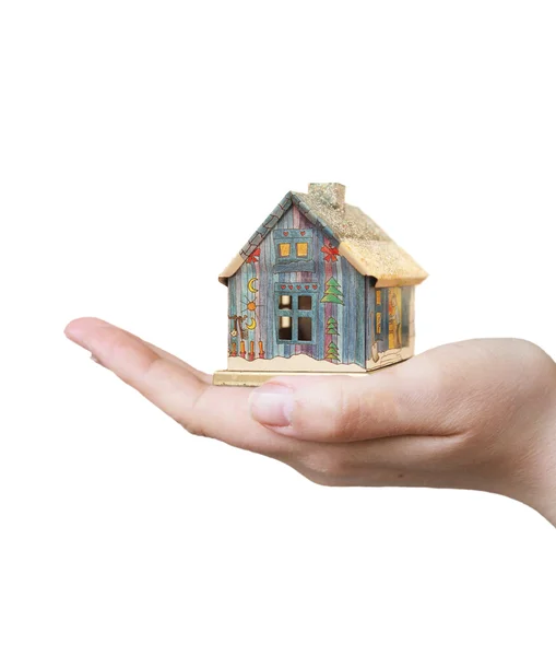 Mano femenina sosteniendo una casa — Foto de Stock