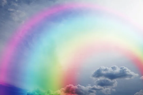 Arcobaleno in un cielo blu — Foto Stock