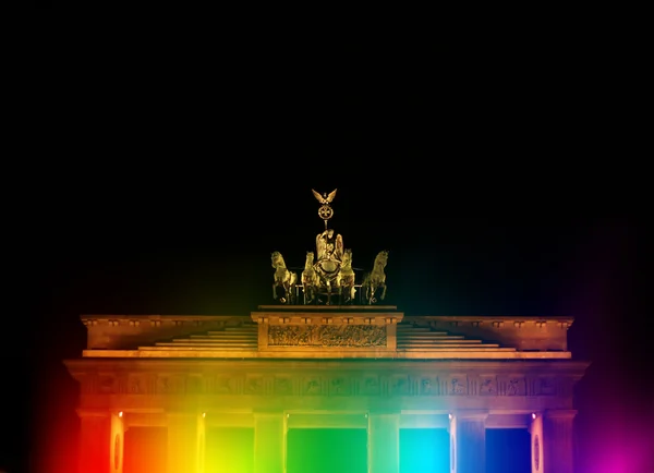 Brandenburgin portti Berliinissä yöllä — kuvapankkivalokuva