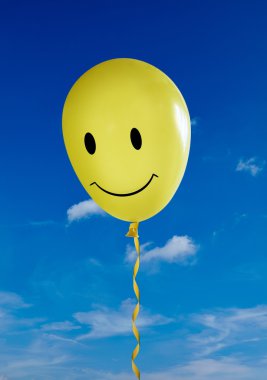 mavi gökyüzünün gülen sarı balon