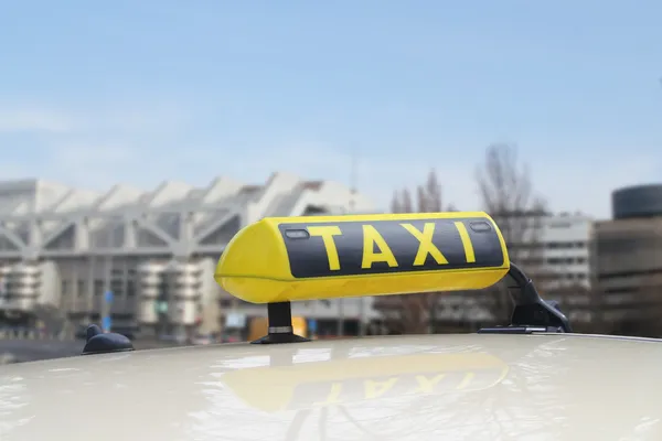 Panneau de taxi sur la voiture — Photo