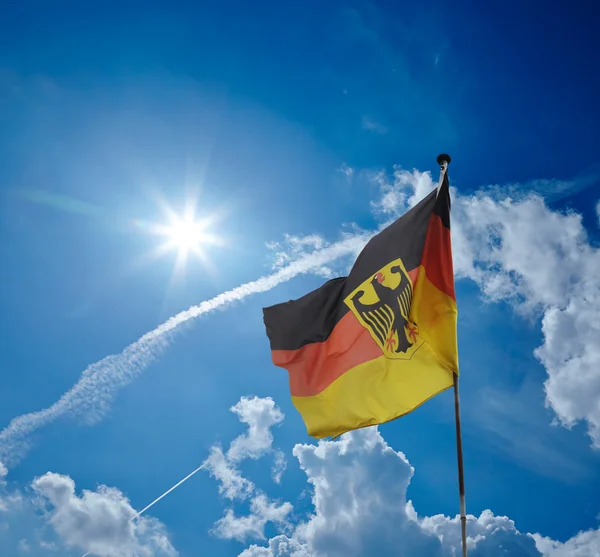 Duitse vlag en hemel — Stockfoto