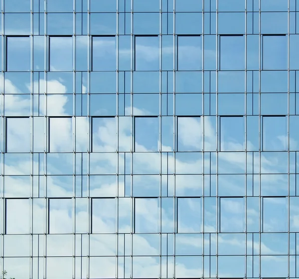 Details des Bürogebäudes spiegeln sich, blauer Himmel — Stockfoto