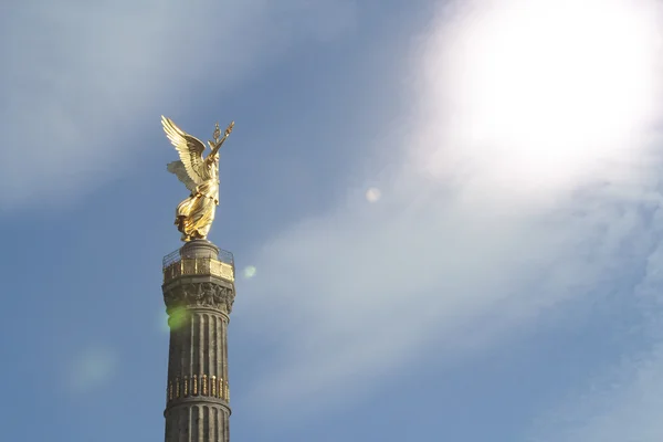 Vue de la statue dorée de victoria ailé, berlin — Stok fotoğraf