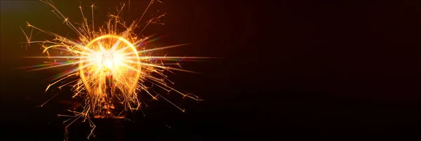 ブラックを背景に電球で電気火花 — ストック写真