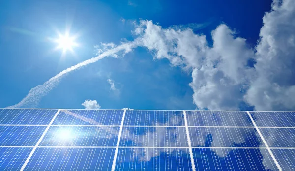 Sunny Sky Reflected Solar Panel — Stockfoto