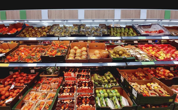 Süpermarketteki Raflarda Taze Meyveler — Stok fotoğraf