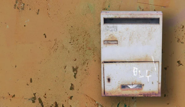 壁にアンティークの古い手紙箱 — ストック写真
