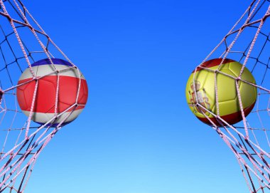 Kosta Rika ve İspanya bayraklarında iki futbol topu, bir ağ içinde.
