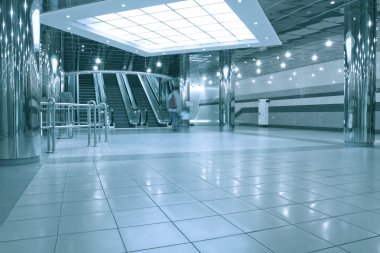 Havaalanında iş geçişi ve yürüyen merdivenler