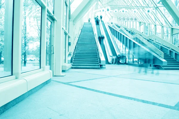 Disminución de escaleras mecánicas móviles en el centro de oficinas — Foto de Stock