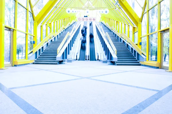 Perspektywy schody wewnątrz korytarza żółty — Zdjęcie stockowe