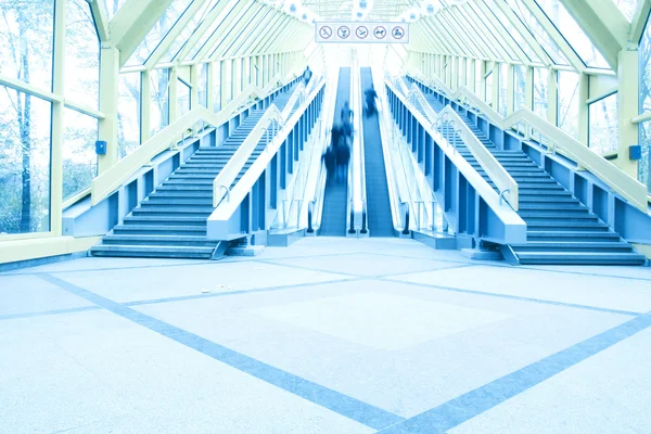 Disminución de escaleras mecánicas móviles en el centro de oficinas —  Fotos de Stock