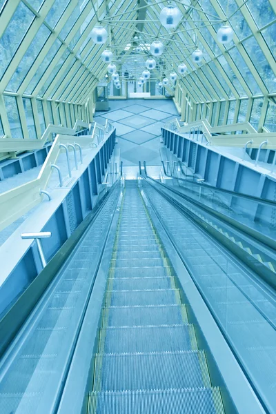 Soyut kişilerle birlikte yeşil yürüyen merdivenlerinde üst — Stok fotoğraf