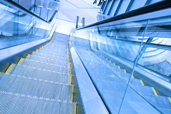 Rolltreppe im Business Center — Stockfoto