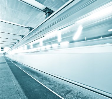 Tren hareket ile mavi metro platformu