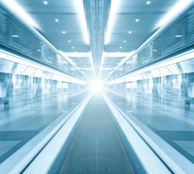 çağdaş Havaalanı içinde futuristik yürüyen merdiven