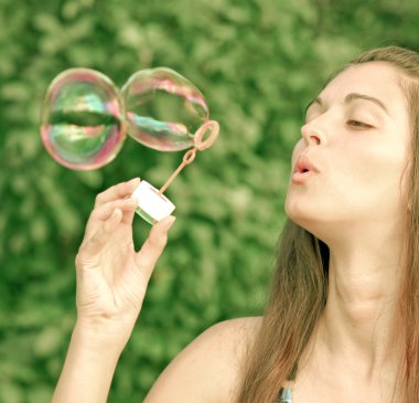 güzel bir kadın sabun köpüğü şişirme