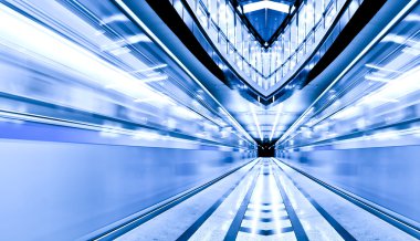 Mermer zemin ile canlı simetrik ışıklı metro istasyonu
