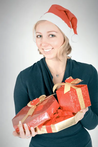 Muchacha joven atractiva con regalos vívidos de Navidad —  Fotos de Stock