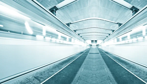 Голубая подземная платформа с движущимся поездом — стоковое фото