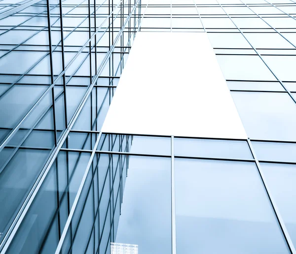 Blått glasvägg med Tom plakat av skyskrapa — Stockfoto