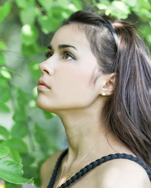 pus sıklıkta özlem, güzel, şirin genç kız portresi