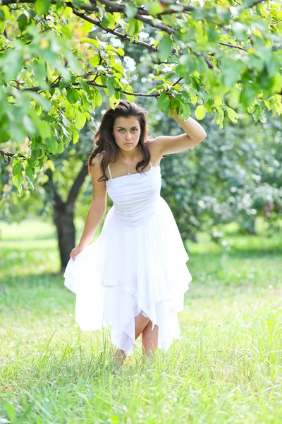 Adorable jeune fille en vêtements blancs jouissant pieds nus sur mo — Photo