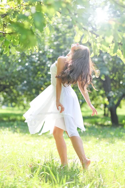 Piękna młoda kobieta tańczy w sadzie jasny lato rano — Zdjęcie stockowe