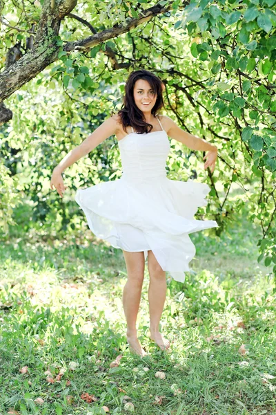 美しい若い女性は、朝の明るい夏果樹園で踊る — ストック写真