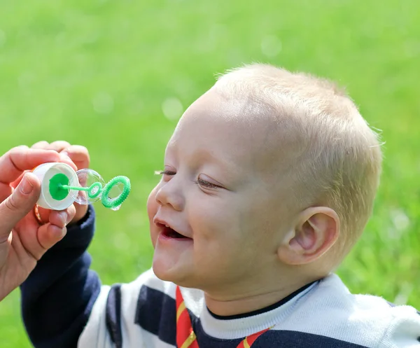 Bambino felice gonfiare bolle di sapone — Foto Stock