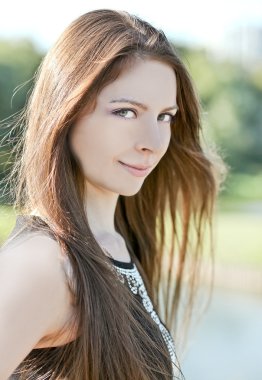 güzel uzun kahverengi saçlı şehvetli genç kadın