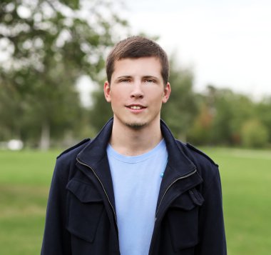 doğa içinde aktif gülümseyen genç adam