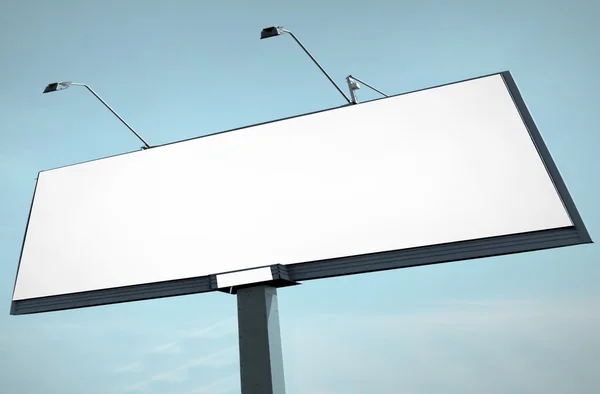 Puste duży billboard nad niebieski niebo pochmurne — Zdjęcie stockowe