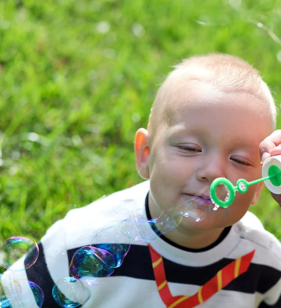 Bambino felice gonfiare bolle di sapone — Foto Stock